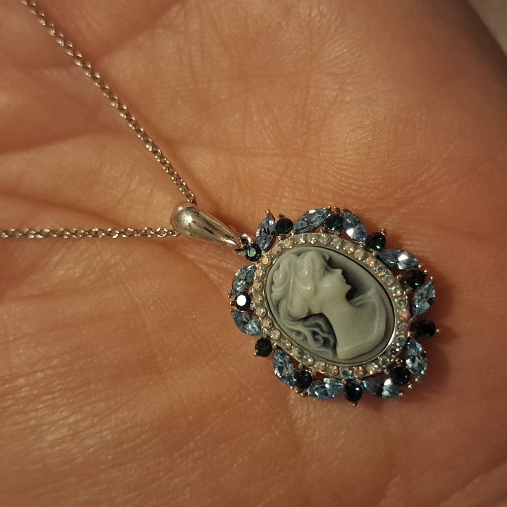⭐️NEW⭐️Crystal and silver cameo